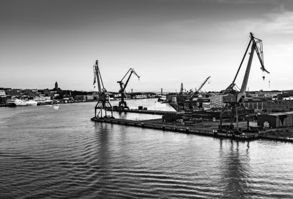 Kranarna i Göteborgs hamn i svartvit